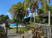 Colonial House Motel - Motels
