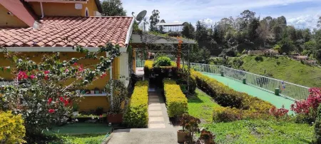 Casa de Campo Con Vista a la Piedra Отели в г. Пеньоль