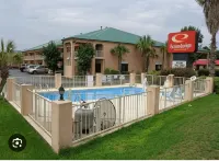 Econo Lodge Inn & Suites
