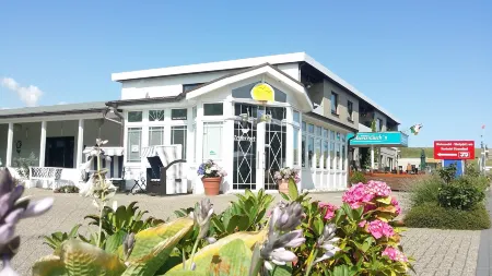 Familien- Und Aparthotel Strandhof Отели в г. Тоссенс