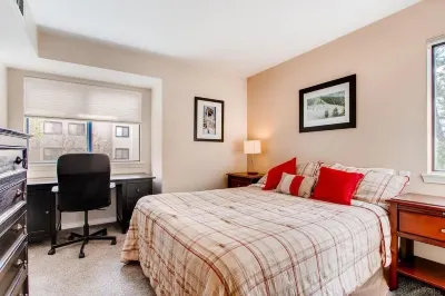 Cozy main floor 2-bedroom condo with pool & fitness area