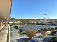 Mountain Vista Inn & Suites - Near the Island InPigeon Forge - Mountain view
