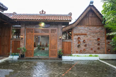 Dalem Jongke by Ubu Villa - 9 Bedrooms Villa in Yogyakarta Отели рядом с достопримечательностью «University of Technology Yogyakarta»