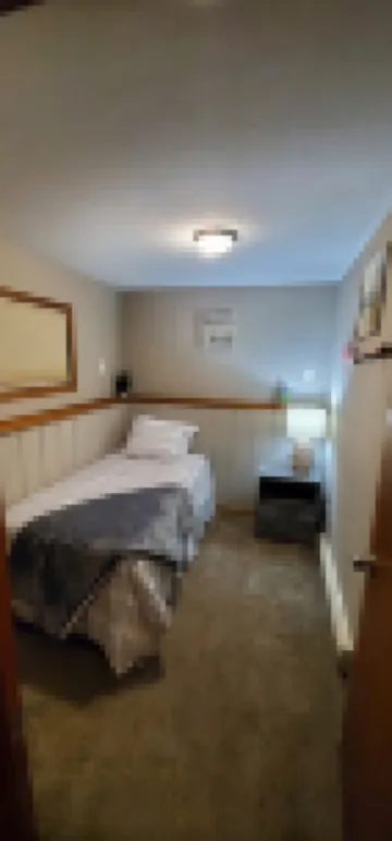 Peaceful retreat on Fawn Lake, local Winery, & minutes from the Dells!