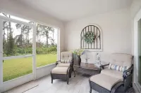 Spacious Home near Warm Mineral Springs, Beaches and Fun Outdoor Activities