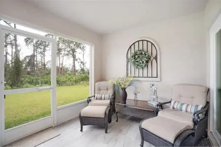 Spacious Home near Warm Mineral Springs, Beaches and Fun Outdoor Activities Отели в г. Норт-Порт