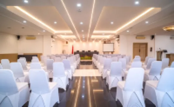 Grand Tryas Hotel Hotels in Kesambi