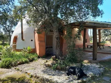 "maison Dome Écologique" en Plein Millieu de la Campagne Отели в г. Пенамакор