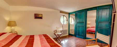 Porquerolles island, large architect-designed apartment overlooking the sea. Отели рядом с достопримечательностью «Le port de l'ile de Porquerolles»