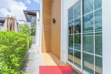 รูปภาพของScandinavian Minimal Home w/ Garden. Outside Dining and Chickens