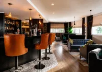 Ramada Hotel & Suites by Wyndham Coventry - bar