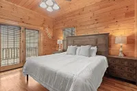 "Ultimate Luxe Escape with Private Movie Theater and Game Room" - Alppimaja