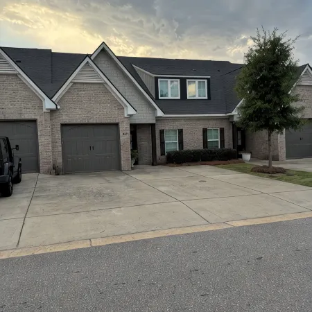 Charming 3-bedroom townhome with WiFi and AC in Auburn