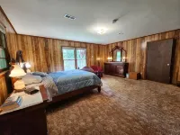Rustic Red Cabin on Kerr Lake - Homestays