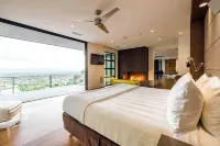 Camelback Retreat - 5Br Estate w/ Saltwater Pool, Spa & Suspension Bridge
