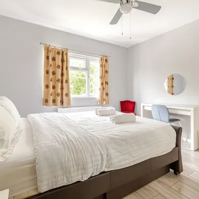 Spacious 4 bedroom house in Selhurst park Отели рядом с достопримечательностью «Железнодорожный вокзал Норбери»