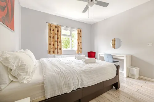Spacious 4 bedroom house in Selhurst park - Bungalows