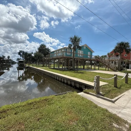 Tranquil 3-bedroom house on Canal in Horseshoe Beach.