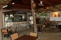 Rainbow Paradise Premium Resorts - bar