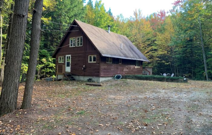 Cozy 3-bedroom chalet in lovely Bridgton 1/4 mile from pleasant mountain Skiing