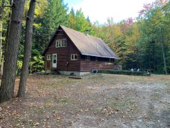 Cozy 3-bedroom chalet in lovely Bridgton 1/4 mile from pleasant mountain Skiing
