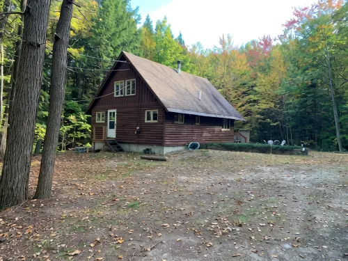 Cozy 3-bedroom chalet in lovely Bridgton 1/4 mile from pleasant mountain Skiing