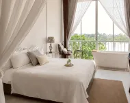 White Wall Riverfront Hotel - พร้อมอาหารเช้า