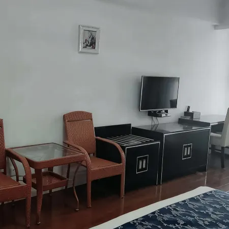 Guan County Hong Pu Traders Hotel