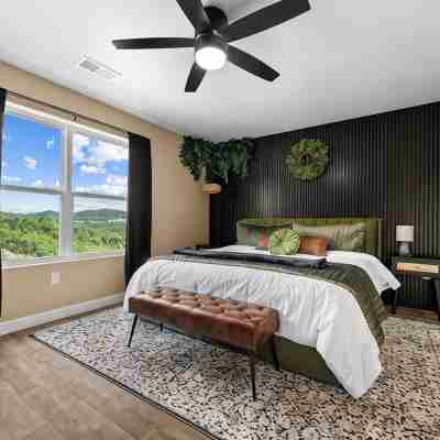 New! 3BR Condo, Private Hot Tub, Close to Strip Rooms