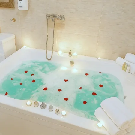 Relax Dzhakuzi V Tsentre Minska Hotel Отели рядом с достопримечательностью «Комплекс «Минск-Арена»»
