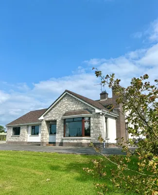 Whitepark Lodge - 5-Bed Countryside Home. Newly renovated family-friendly home - 4-Star