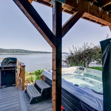 Hood Canal waterfront five bedrooms hottub watercrafts boat launch Olympic view