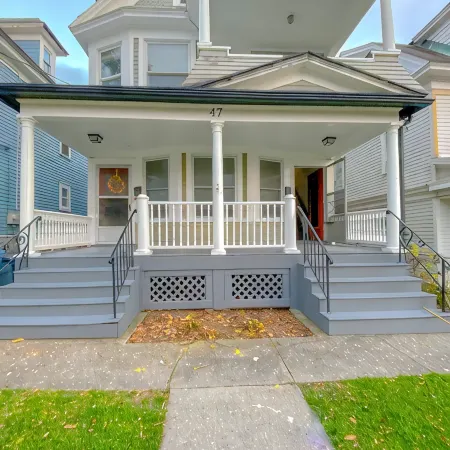 “The Allen House” Charming 3-Bed / 2-Bath Sleeps 8. Fantastic location in Albany