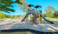 LakeItToTheLimit - New 4-bedroom, 4.5 bathroom home in Eufaula's Patriot Pointe - Homestays