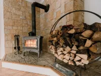 Group Getaway: Sleeps 15, 11 Priv Acres, Wood fire hot tub, sauna, karaoke