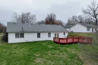 Cozy Retreat: 3/2 house with deck - 2-Sterne