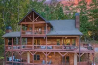 VIEWS! Game Room + Hot Tub + Outdoor Fireplace + 3 Decks - Tiny houses