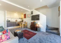 Elegant Apartment in the Heart of Newtown with Secure Parking - Homestays