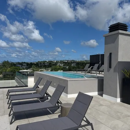 Luxurious Oceanfront Condo with Rooftop Pool on Brighton Beach– Sleeps 4