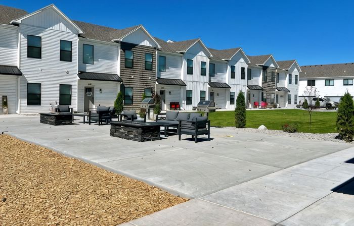 New Towhhome in heart of Idaho Falls walk to WalMart. 4 Bedroom sleeps 8