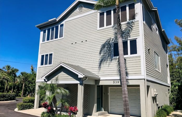 Updated Townhome, Secluded Beach + Pool