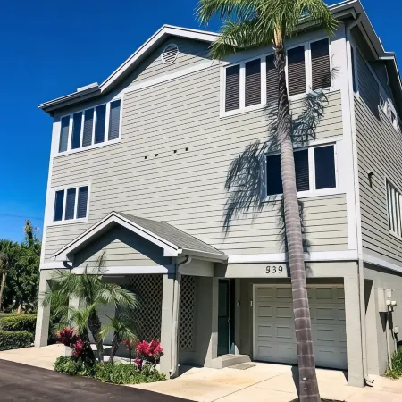 Updated Townhome, Secluded Beach + Pool