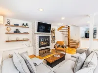 The Quechee Haus: VT Retreat with Outdoor Hot Tub Hotels in Quechee