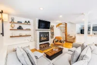 The Quechee Haus: VT Retreat with Outdoor Hot Tub - Wifi