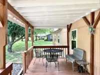 Gene's Retreat, charming lakeside 3 bed 2 bath peaceful home near Ft Gibson Lake - WiFi