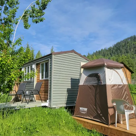 Tiny House with Stunning Mountain Views, 5 Min Forested Trail Walk to Arrow Lake