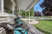 Ultimate Charlevoix Walkable Vacation Home Near Everything - 3-Star