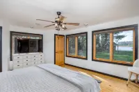 The Lodge- Luxury Lakefront Retreat - 民泊