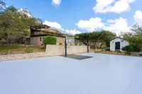 Vista Grande: 4,600 Sq Ft Luxury Home with Heatable Pool, Sports Court & Views - Wifi