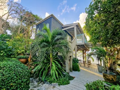 Spectacular clifftop house with hot tub next to sandy beach, stunning sea views โรงแรมใน